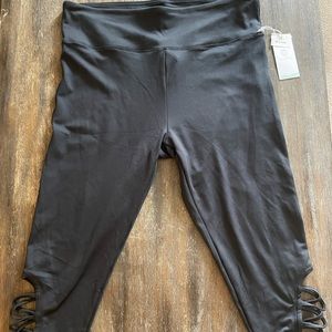 black yoga capri leggings